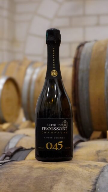Straight from the vineyard! 🍇🥂

We’re visiting Paul Froissart at @champagne_lafalise_froissart , where he takes us to Parcel 045, the very plot behind the 045 cuvée.

The best way to understand a Champagne? Start right where the grapes grow!

#lafalisefroissart #champagne #hmercerimports #parkerwolfimports